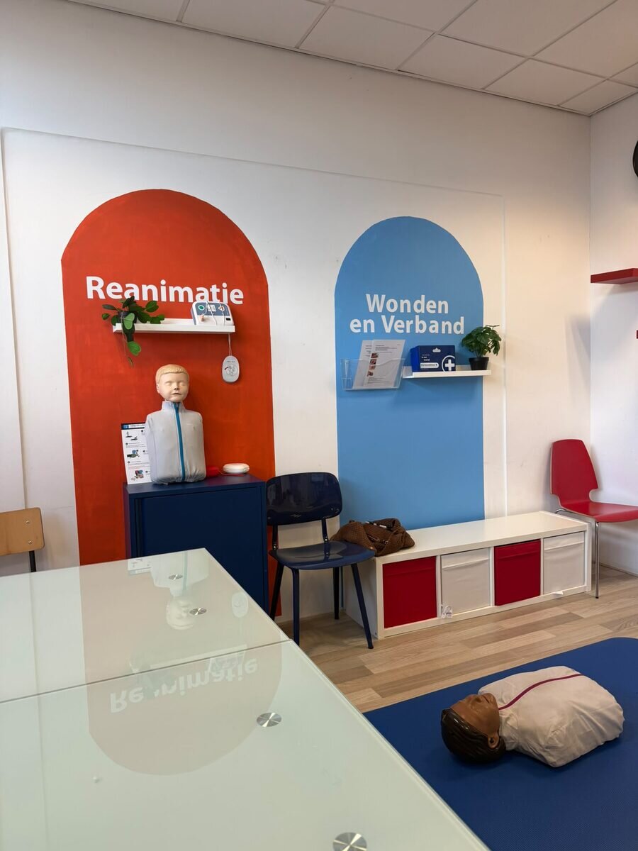 Trainingsruimte van RBHV Training met praktijkhoeken voor reanimatie en wondverzorging
